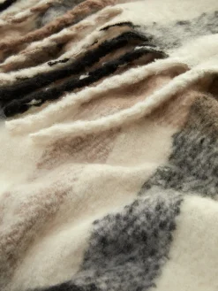 Gebürsteter Schal Mit Quasten