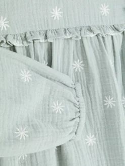 Gesmoktes Kleid Mit Langen Ärmeln