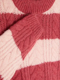 Gestreifter Strickpullover Mit Zopfmuster