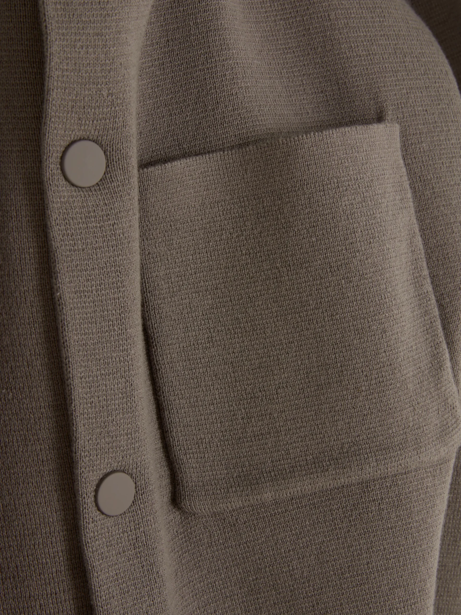 Gestricktes Hemd Mit Druckknöpfen