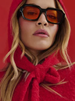 Getönte „Rita Ora“ Sonnenbrille Im Retro-Stil