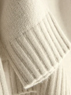 Grober Strickpullover Mit V-Ausschnitt