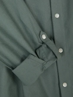 Hemd Mit Hochgerollten Ärmeln Und Knopfleiste