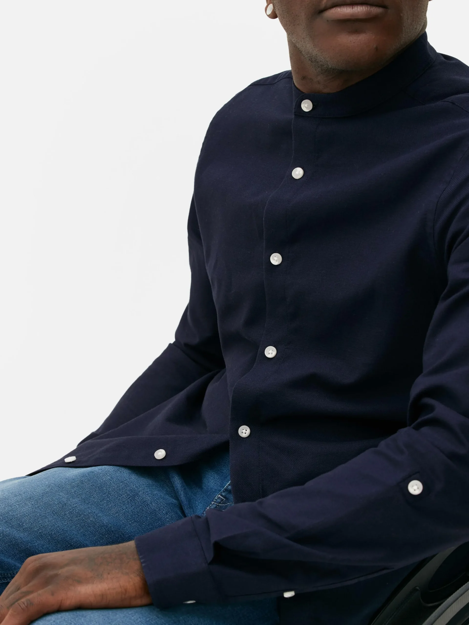 Hemd Mit Hochgerollten Ärmeln Und Knopfleiste