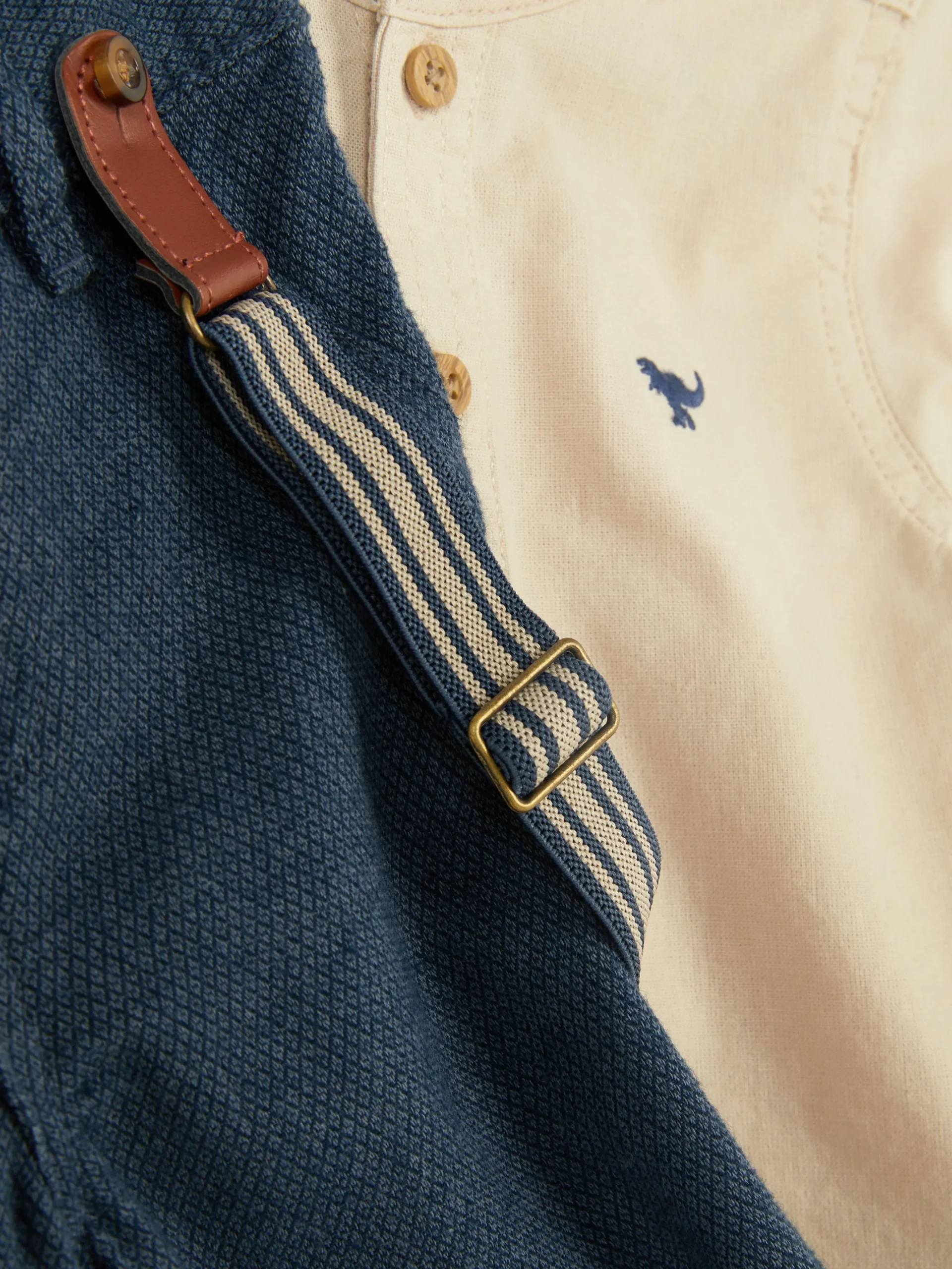 Hemd Mit Knopfleiste Und Hose Mit Hosenträgern