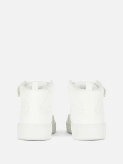 High-Top-Sneaker Mit Regenbogenanhänger