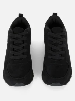 Klassische Schnürsneaker