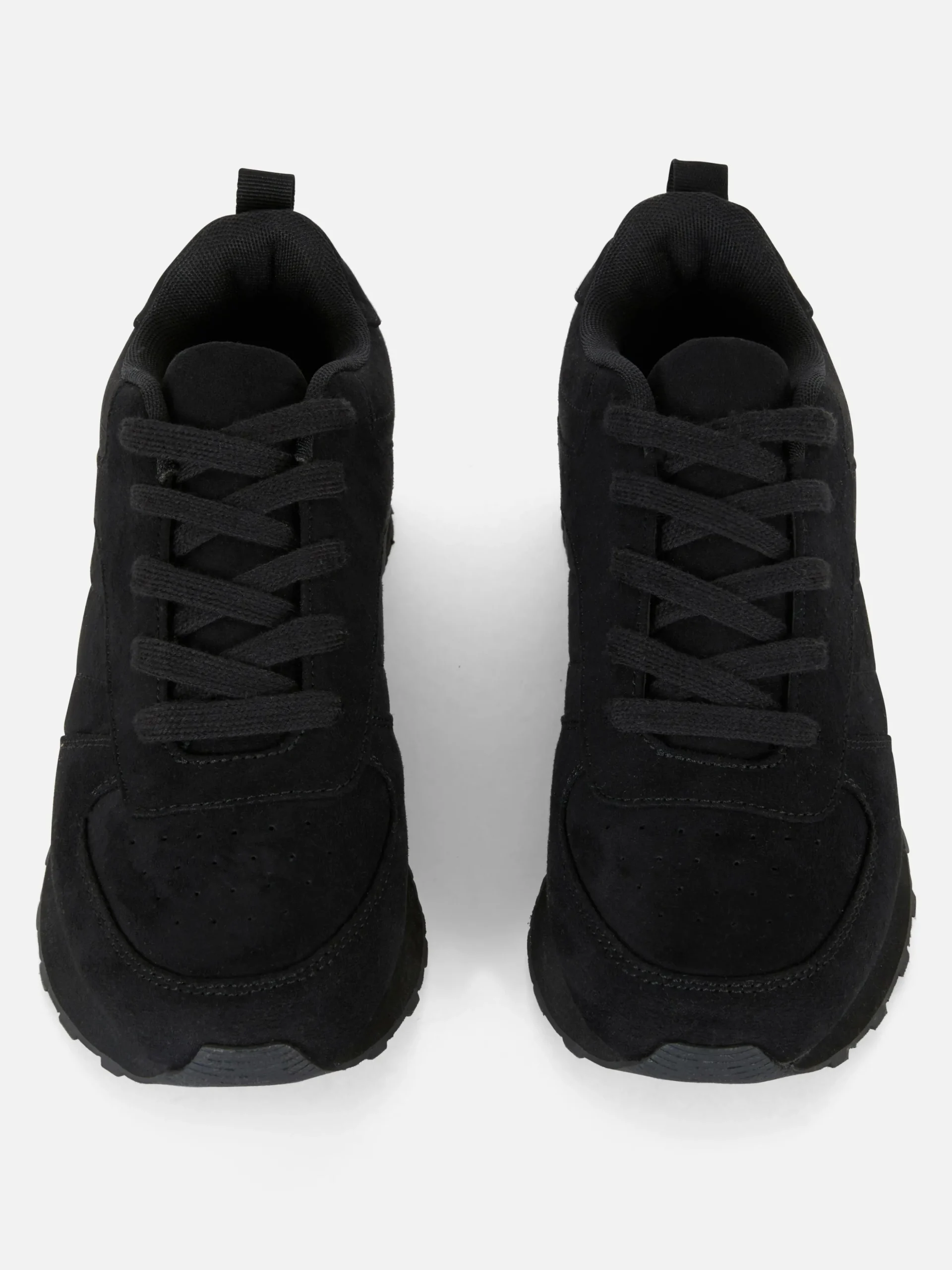 Klassische Schnürsneaker