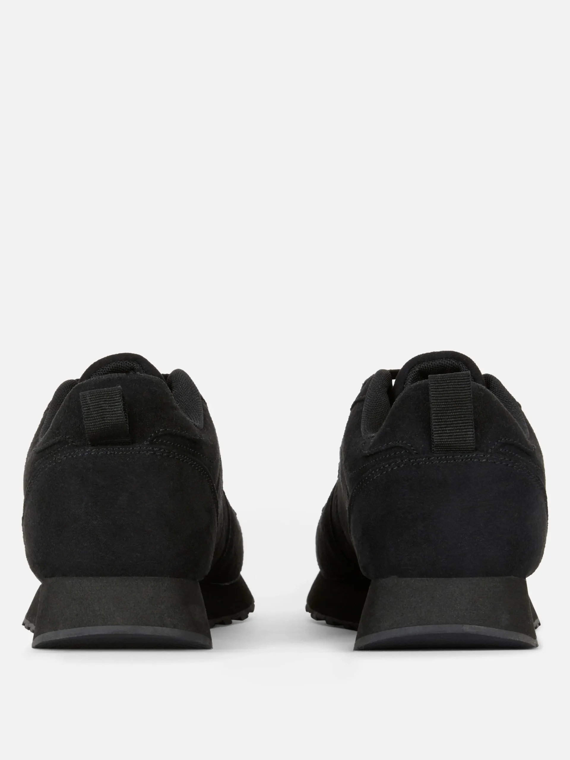 Klassische Schnürsneaker