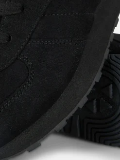 Klassische Schnürsneaker