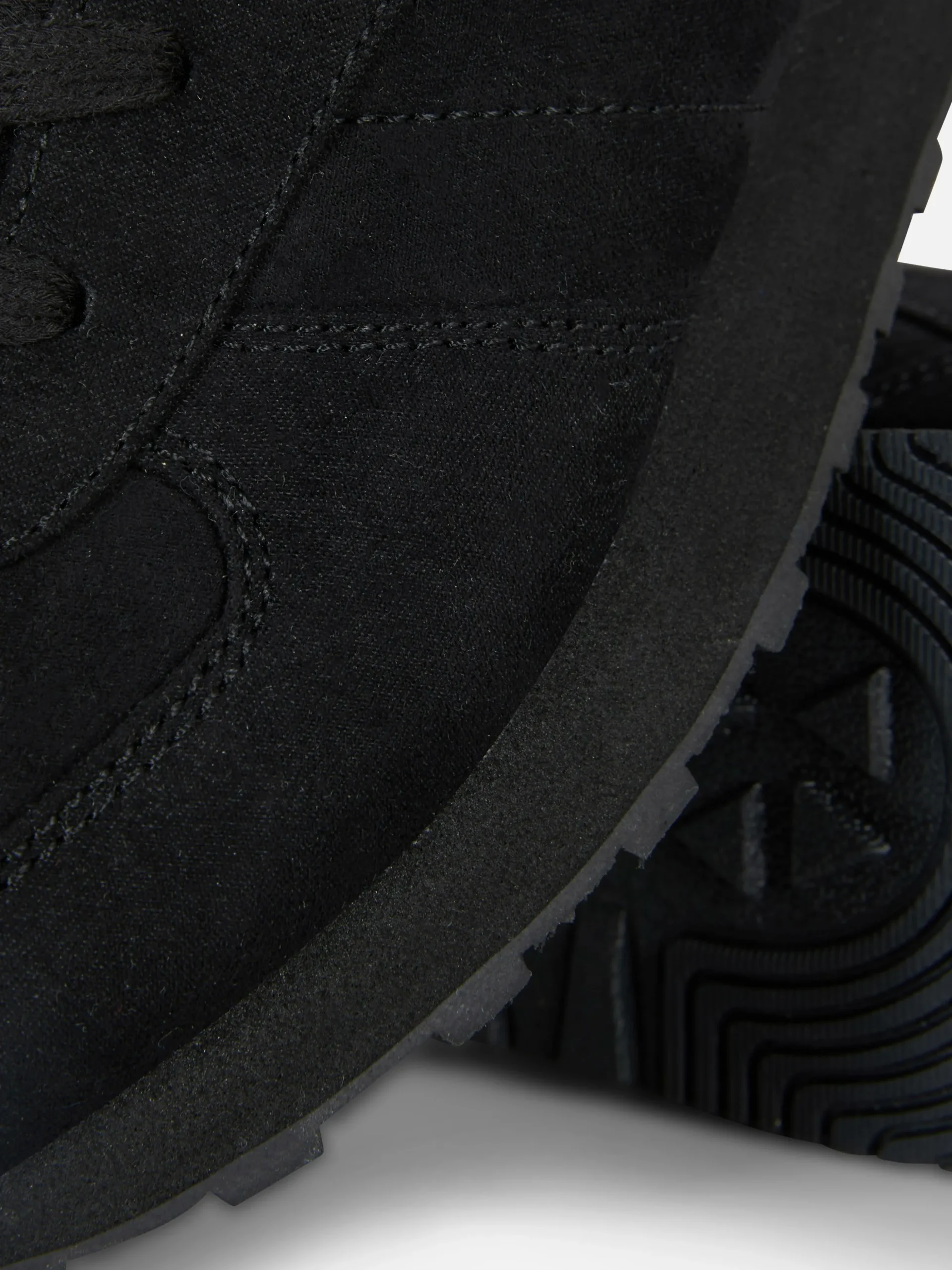 Klassische Schnürsneaker