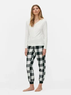 Langärmeliger Schlafanzug Mit Karierter Hose