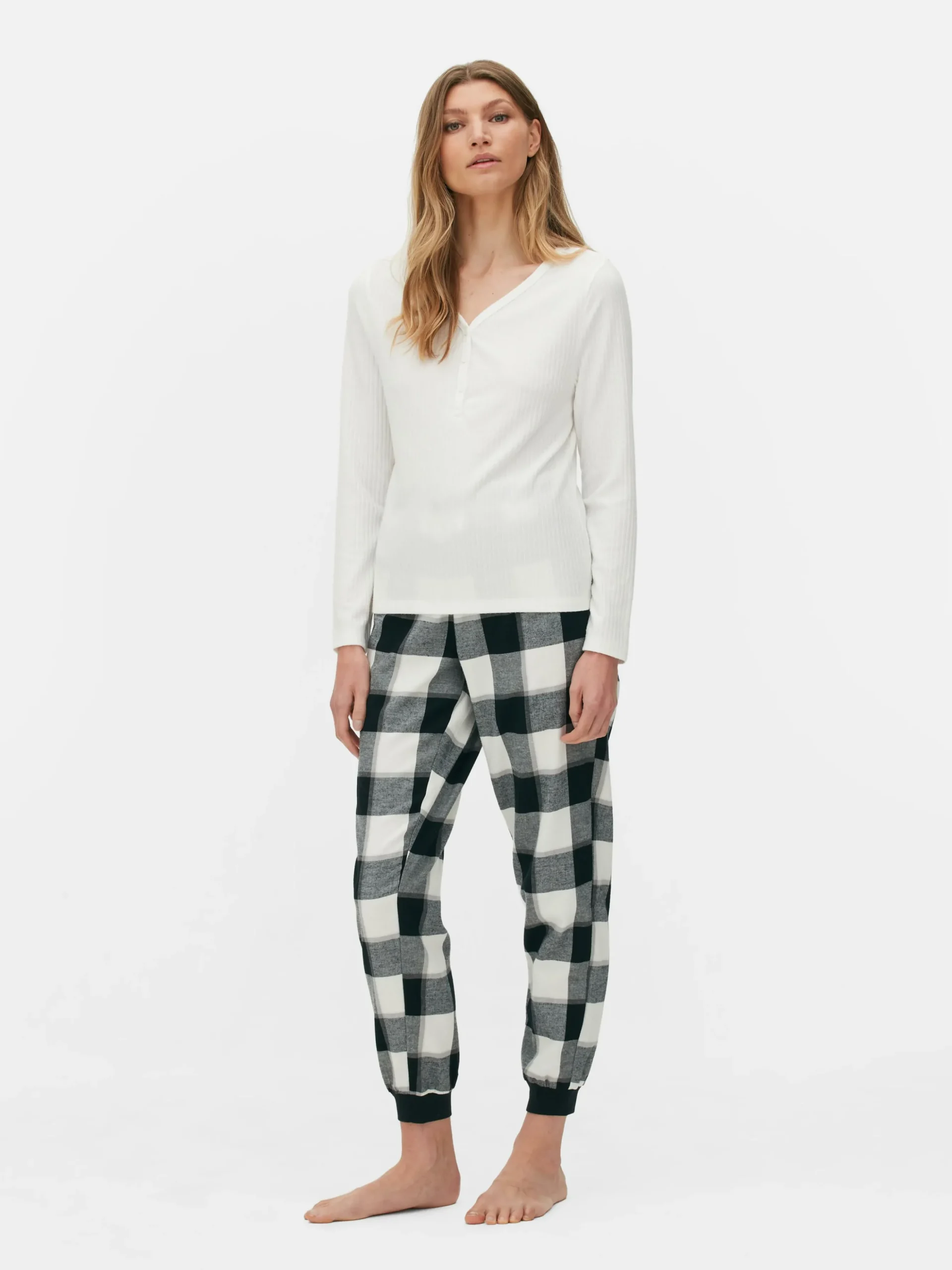 Langärmeliger Schlafanzug Mit Karierter Hose