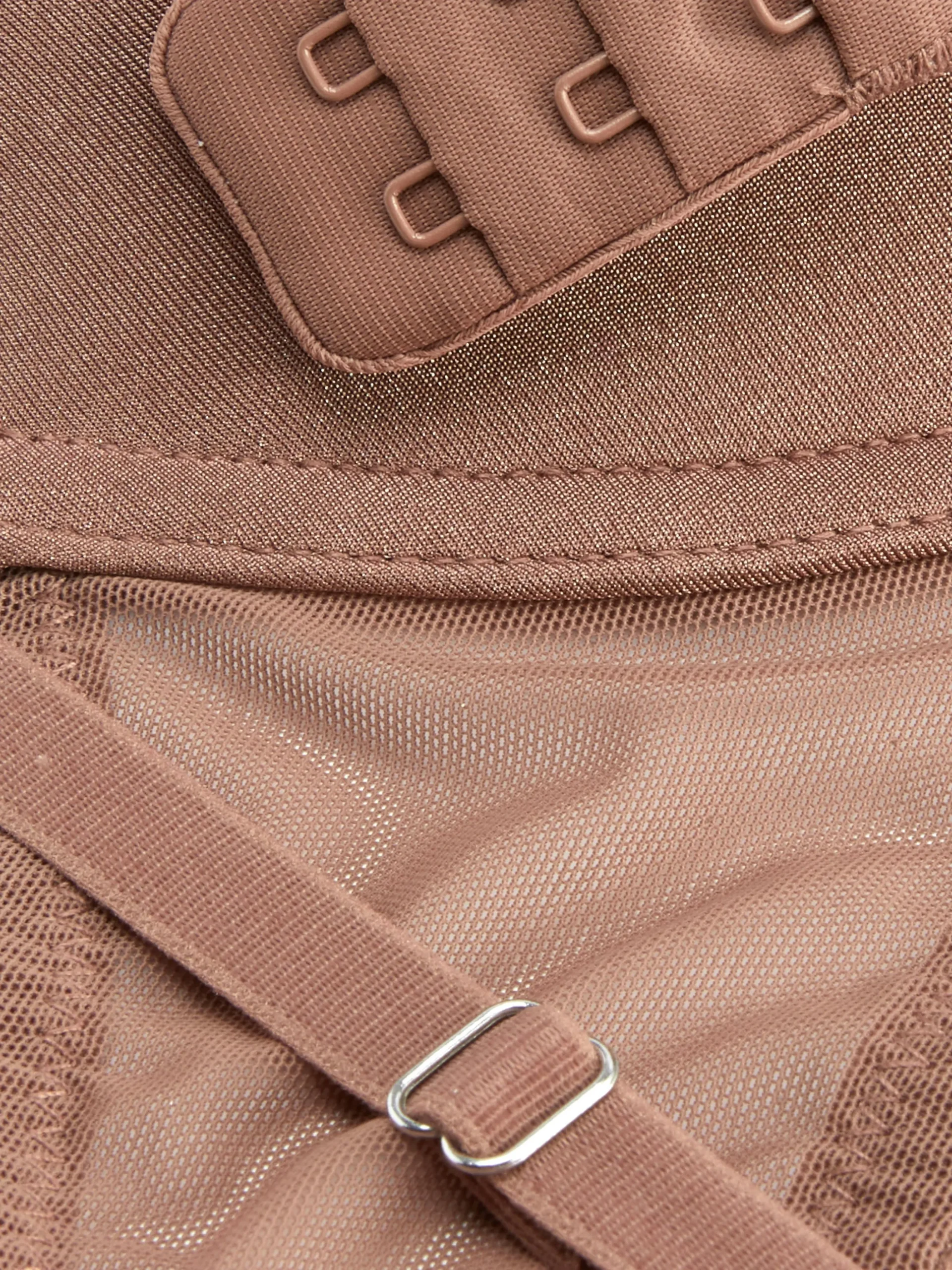 Modischer T-Shirt-BH Mit Netzstoffeinsätzen