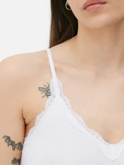 Nahtloses, Kurzes Trägertop Mit Spitzenbesatz