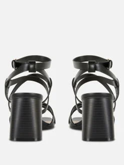 Sandalen Mit überkreuzten Riemchen Und Blockabsatz