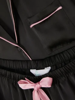 Satin-Schlafanzug Mit Nachthemd Und Shorts