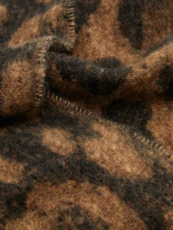 Schmaler Schal Aus Gebürstetem Stoff Mit Leomuster