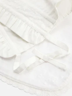 Set Aus Mütze Und Lätzchen Für Besondere Anlässe