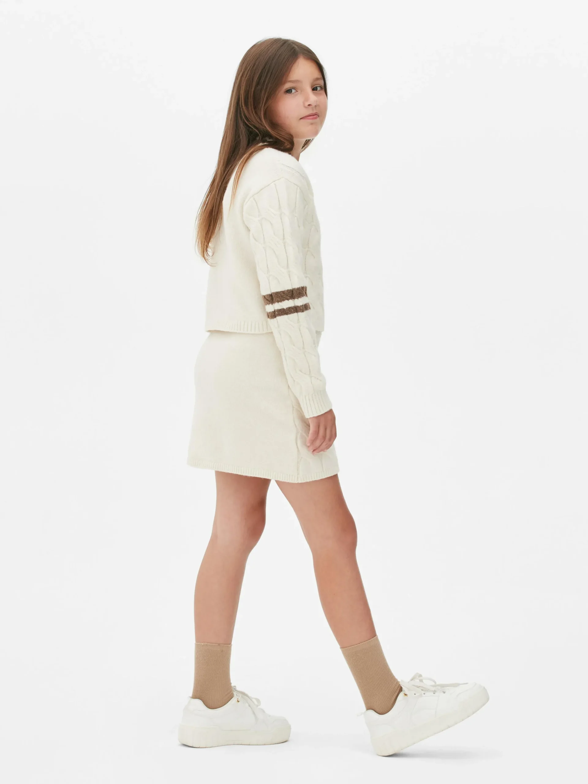 Set Aus Strickpullover Und Rock Mit Zopfmuster