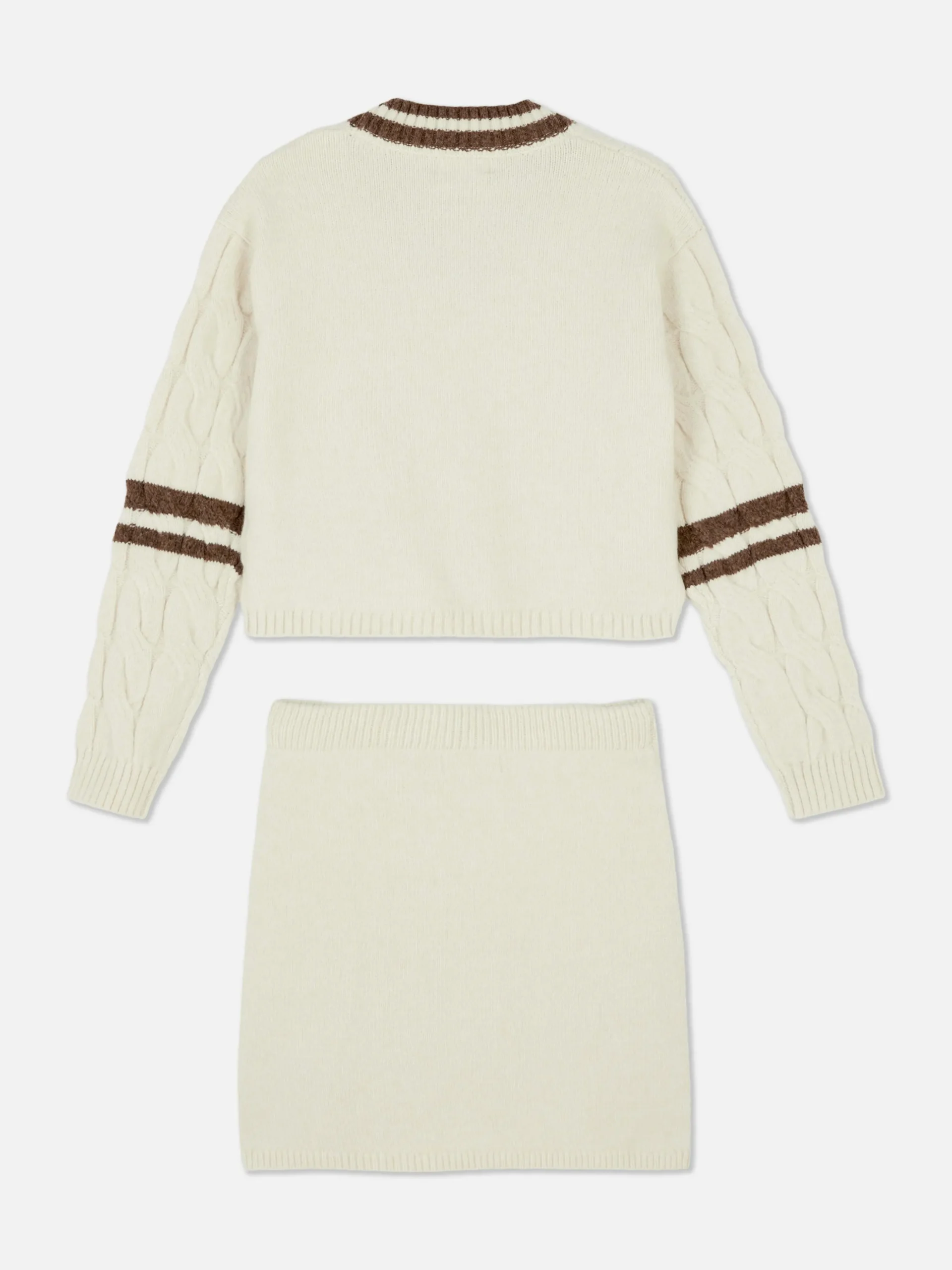 Set Aus Strickpullover Und Rock Mit Zopfmuster