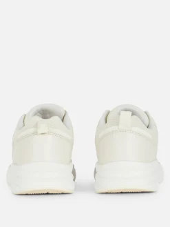 Sneaker Mit Breiter Sohle Und Einsätzen