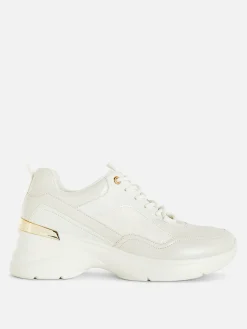 Sneaker Mit Keilabsatz Und Metallbesatz