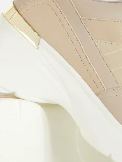 Sneaker Mit Keilabsatz Und Metallbesatz