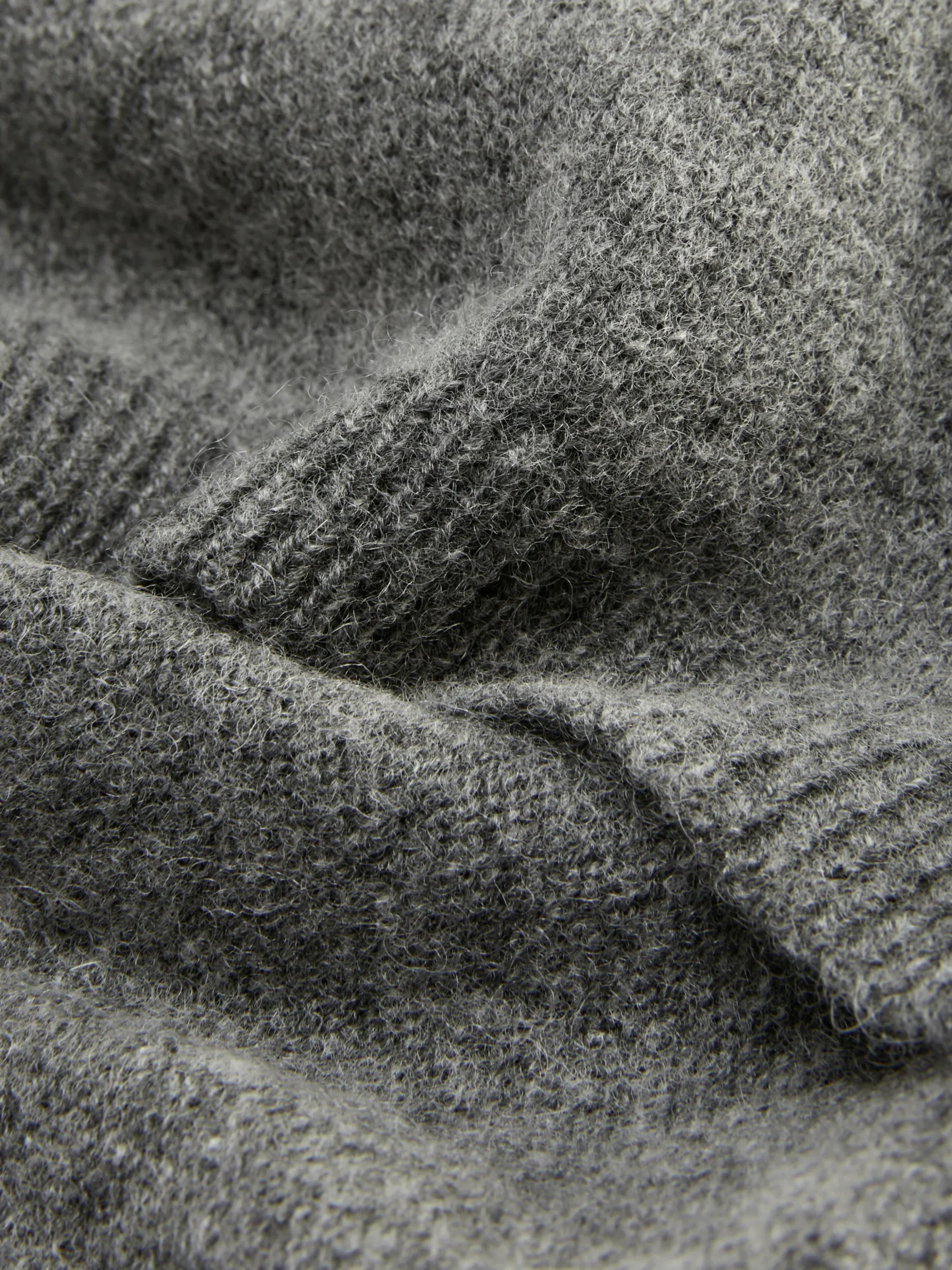 „The Edit“ Feinstrick-Deckenschal