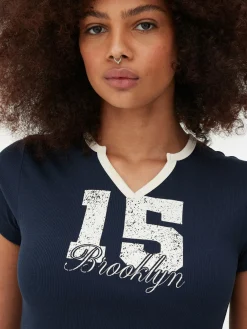 T-Shirt Mit Eingekerbtem Ausschnitt Und Grafik